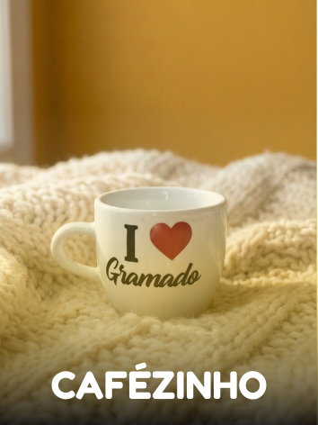 xícaras de cafezinho. menores que as tradicionais canecas. uma porção de cafezinho exata para uma manhã ou tarde mais ligada